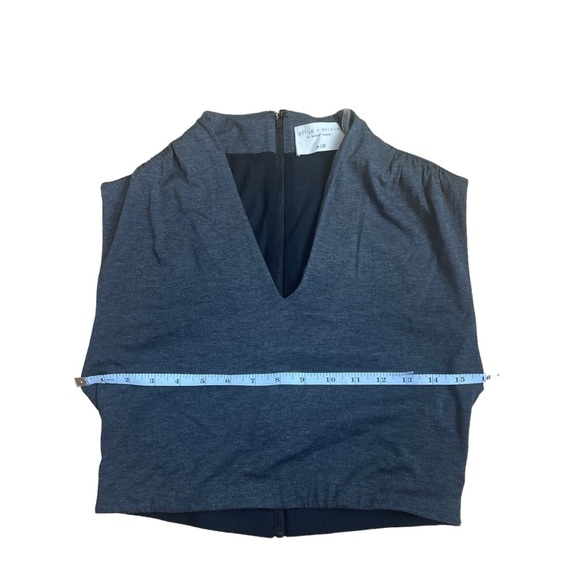 Alice and Olivia Air Kelis Cropped Top V-neck Sleeveless Gray Jersey Tank
Size 8 - Picture 11 of 14